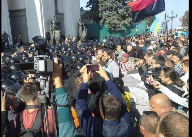 «Правый сектор» штурмует Верховную Раду − прямая трансляция «Правый сектор» штурмует Верховную Раду − прямая трансляция