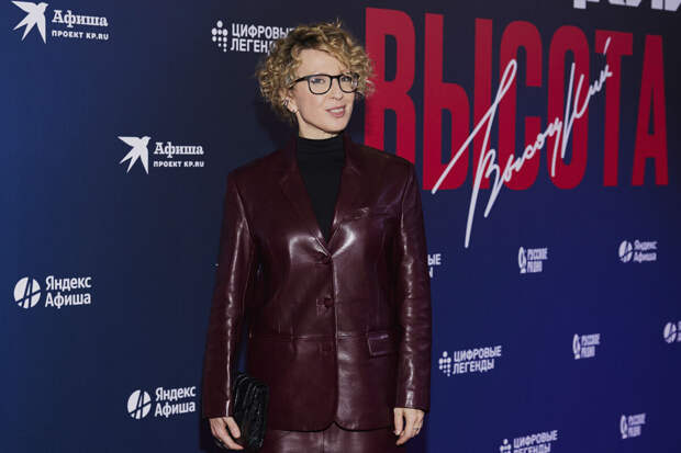 Телеведущая Яна Чурикова упала со сцены на съемках шоу "Голос"