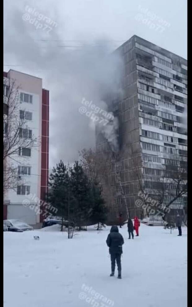 Спасатели потушили возгорание в многоэтажке на набережной Новикова-Прибоя