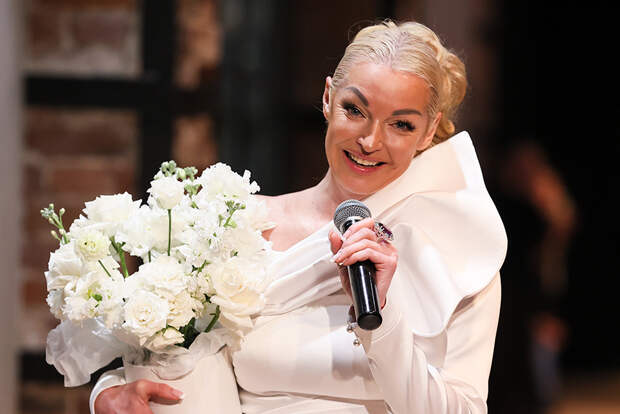 Волочкову сняли в пикантной позе с мужчиной прямо в больничной палате