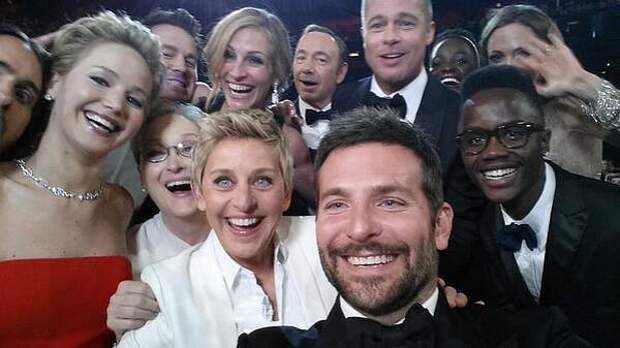 Ведущая Эллен де Дженерес организовала селфи-фото на вручении премии Оскар и этот снимок стал очень популярным в Сети. На нем голливудские звезды позируют со смешным выражением лиц.