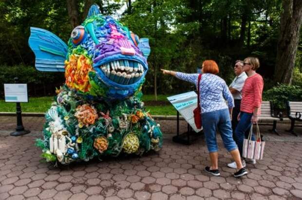 Скульптуры животных из пластикового мусора (14 фото)