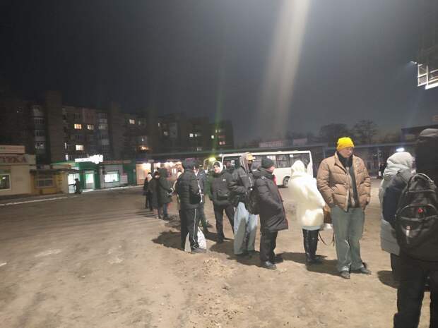 Ещё очередь на автобус на Плеханова в Макеевке