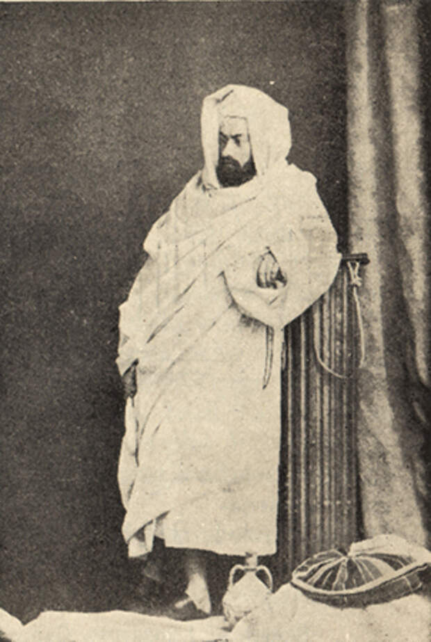 Миклухо-Маклай во время путешествия на Красное море в арабском бурнусе. 1869 год Миклухо-Маклай во время путешествия на Красное море в арабском бурнусе. 1869 год
