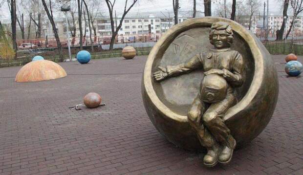 Памятники Валентине Терешковой, разные и в том числе странные