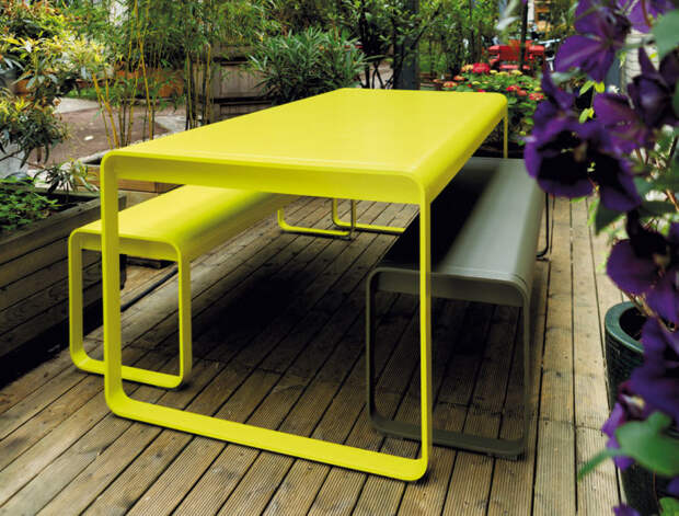 Ярко-желтая садовая мебель, которая акцентным пятном выделяется на фоне растений и поможет создать идеальный дачный участок.