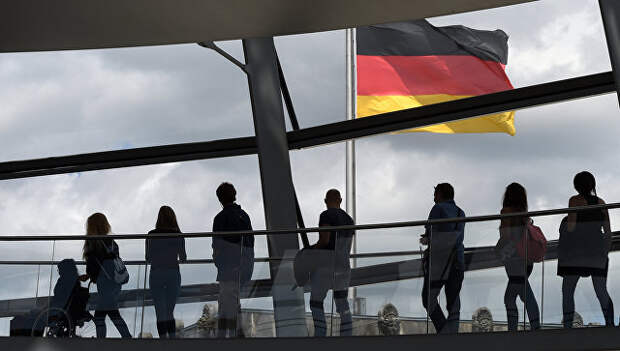 Посетители в здании рейхстага в Берлине, Германия