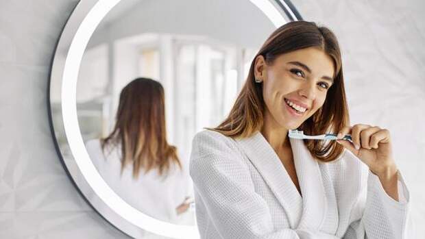 Чистим зубы без щетки: 4 способа с помощью подручных средств