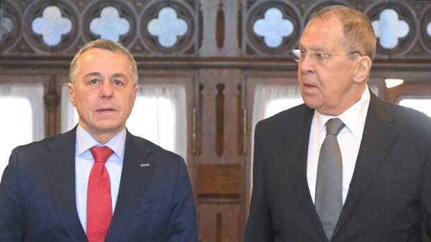 Кассис подарил Лаврову музыкальную шкатулку с композицией Чайковского