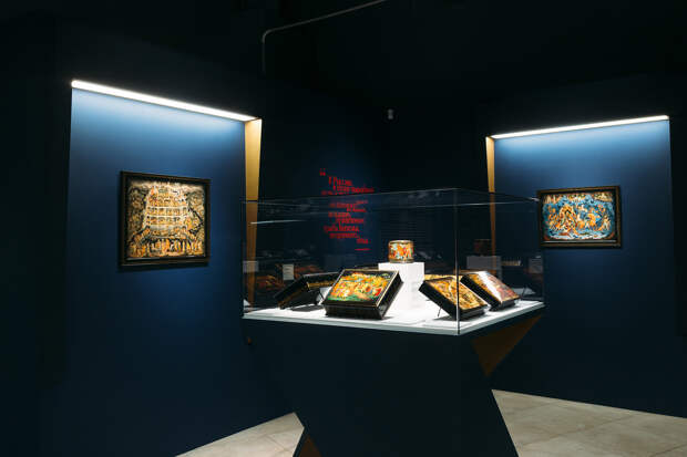 Экспозиция второго зала выставки «Лаки. Большая история в миниатюре: Федоскино, Палех, Мстёра и Холуй»