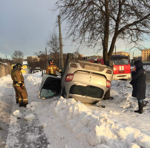 Коллапсу «помогли» пробки. В Петербурге за день несколько «перевёртышей»