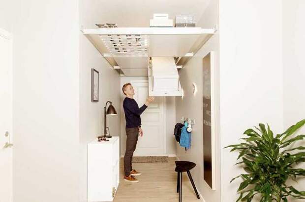 Хранение под потолком – отличное решение для небольших пространств с высокими потолками. /Фото: cfmoller.com