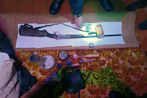 На Сахалине у ранее судимого мужчины изъяли арсенал оружия и боеприпасов