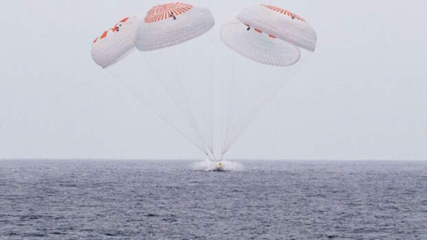 Crew Dragon с космонавтами из России, США и Японии приводнился в Тихом океане