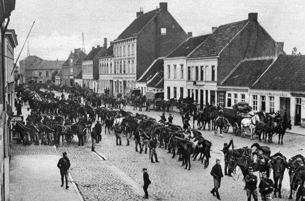 Бельгийские военные проходят через город Дейнце