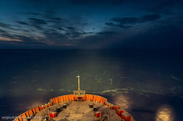 northpole12 Уникальные фотографии ледокола с воздуха на Полюсе в условиях полярной ночи