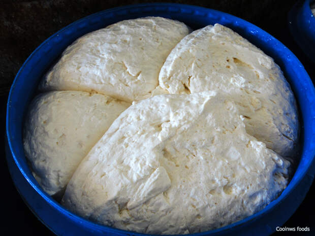 Разрезаем сыр на крупные части