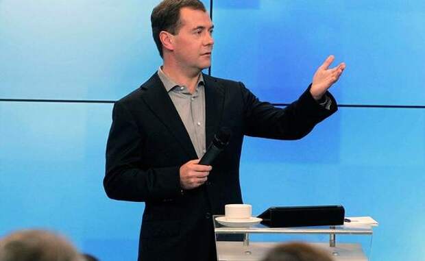 Дмитрий Медведев на оценку его слога ответил, что у него мама филолог