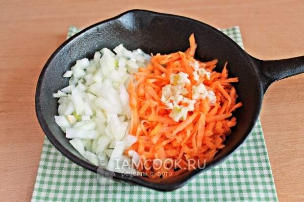 Обжарить лук с морковью и чесноком