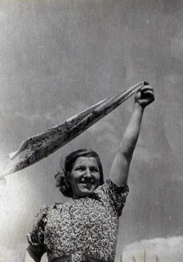 Дарья Гармаш в поле. СССР, 1943 г.