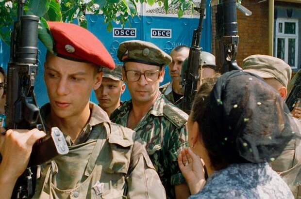 Чеченская мать обращается к командующему объединенной группой федеральных войск генерал-лейтенату Анатолию Романову (второй справа), выходящему из миссии ОБСЕ после переговоров по урегулированию кризиса в Чечне. 1995 г.