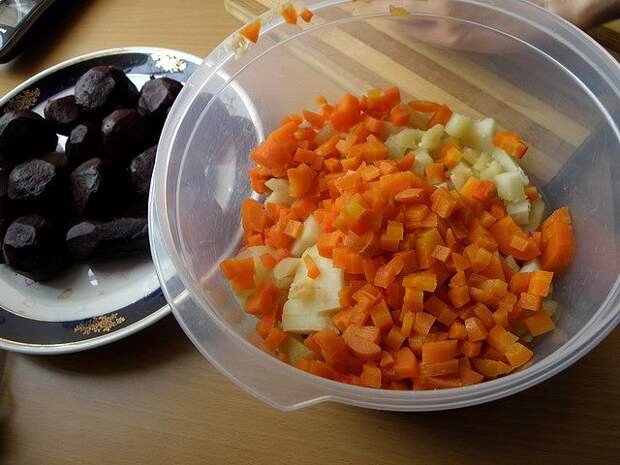 Морковь нарезаем также. пошаговое фото этапа приготовления винегрета