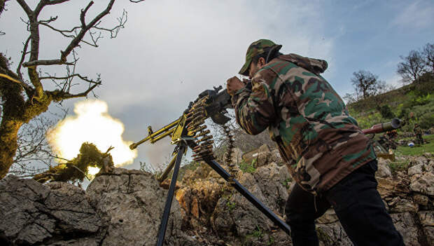 Военнослужащий правительственной армии Сирии ведет огонь из пулемета. Архивное фото