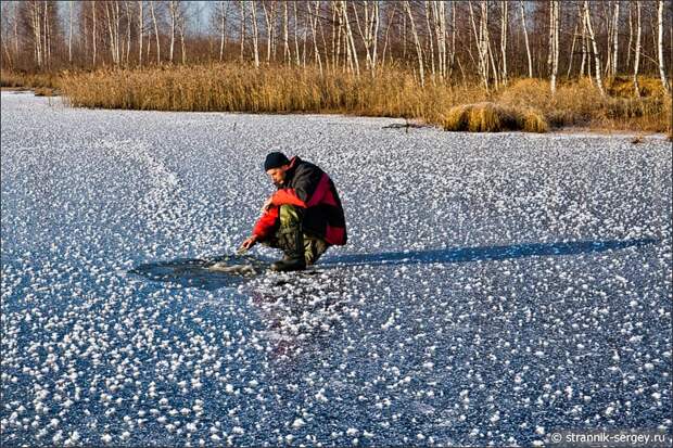 Рыбак на замерзшем озере
