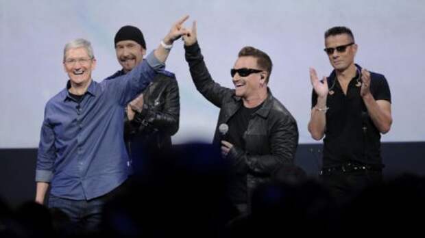 Тим Кук из Apple и U2 анонсируют неожиданный релиз нового альбома группы «Songs of Innocence» в Купетино, Калифорния, 9 сентября 2014 года Тим Кук из Apple и U2 анонсируют неожиданный релиз нового альбома группы «Songs of Innocence» в Купетино, Калифорния, 9 сентября 2014 года