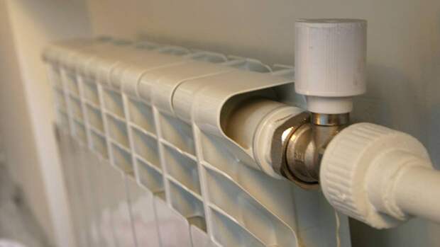 Жители дома на Ленинском проспекте Петербурга остались без отопления из-за ремонта трубы