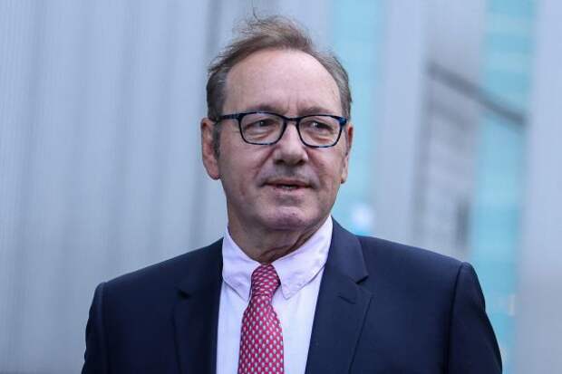 The Oscar-winning star, canceled in Hollywood, went around the world: baiting stories, singing Sinatra