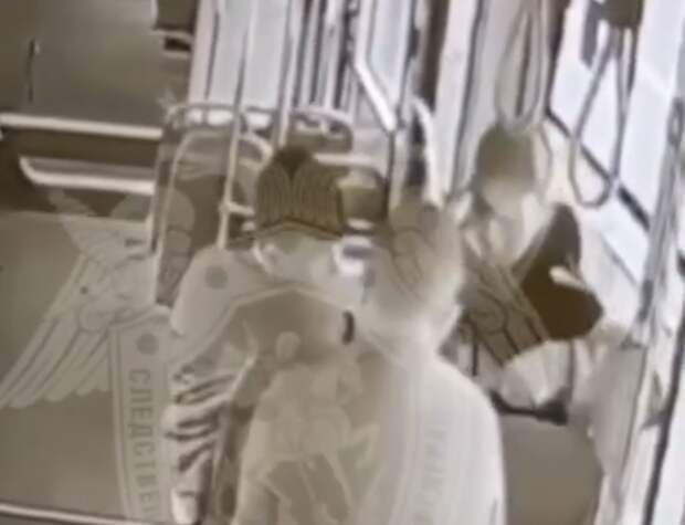 Mash: бездомный ударил ножом в грудь пассажира трамвая в Хабаровске