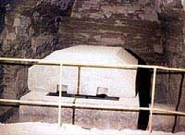 Один из саркофагов в подземелье Серапиума