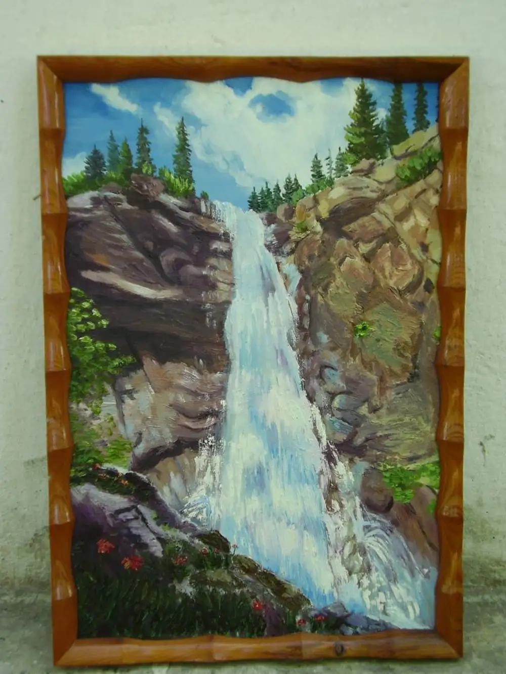 Нарисованный водопад на стене