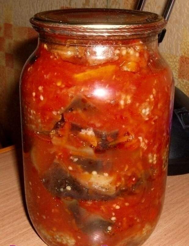 Баклажаны с перцем в томатном соусе.