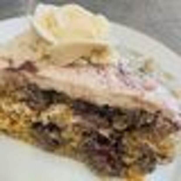 A hibiscus, chamomile, and rose vegan jelly poke cake.