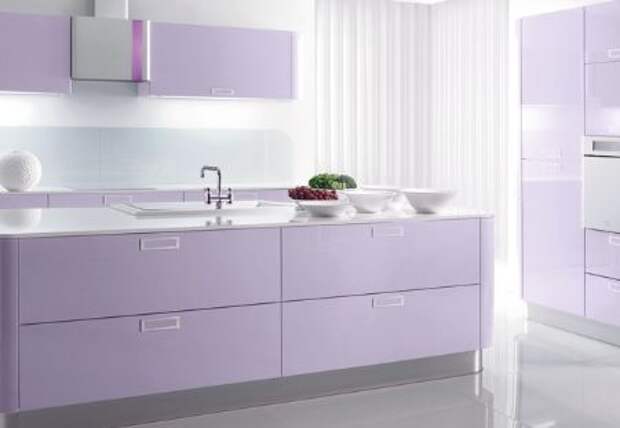 Минималистичный дизайн фиолетовой кухни