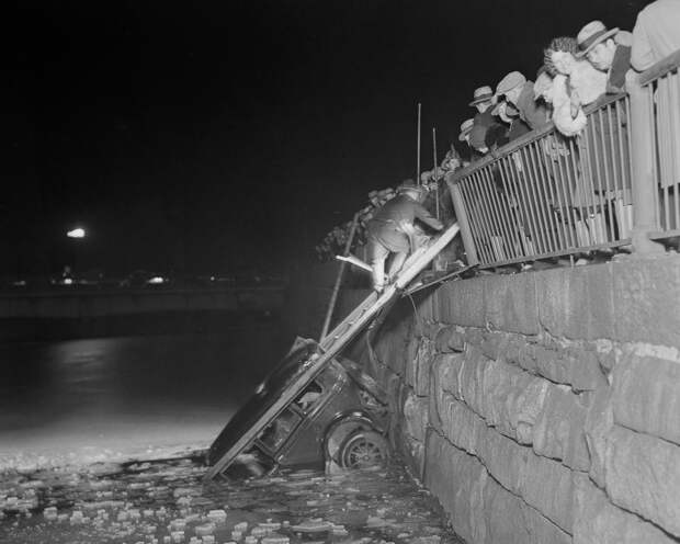 Трагичные и нелепые автомобильные аварии Бостона в 1930-х годах. Фотограф Лесли Джонс