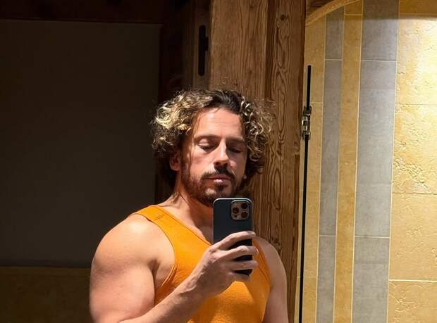 Комик Максим Галкин показал мышцы в облегающей майке