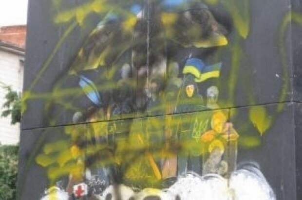 Краски хватит! Накануне праздника Независимости в Киеве разрисовали памятник «Небесной сотне» 