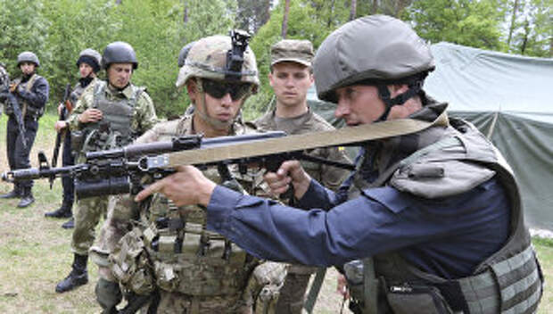 Американские и украинские военные во время учений во Львовской области Американские и украинские военные во время учений во Львовской области