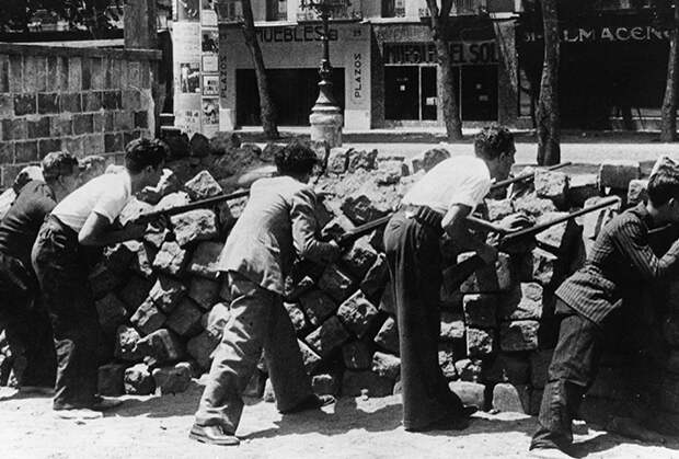 Баррикады на улицах Барселоны. Фотография времен гражданской войны в Испании