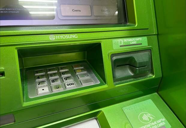 Российские банки блокируют операции по снятию больших сумм со счета