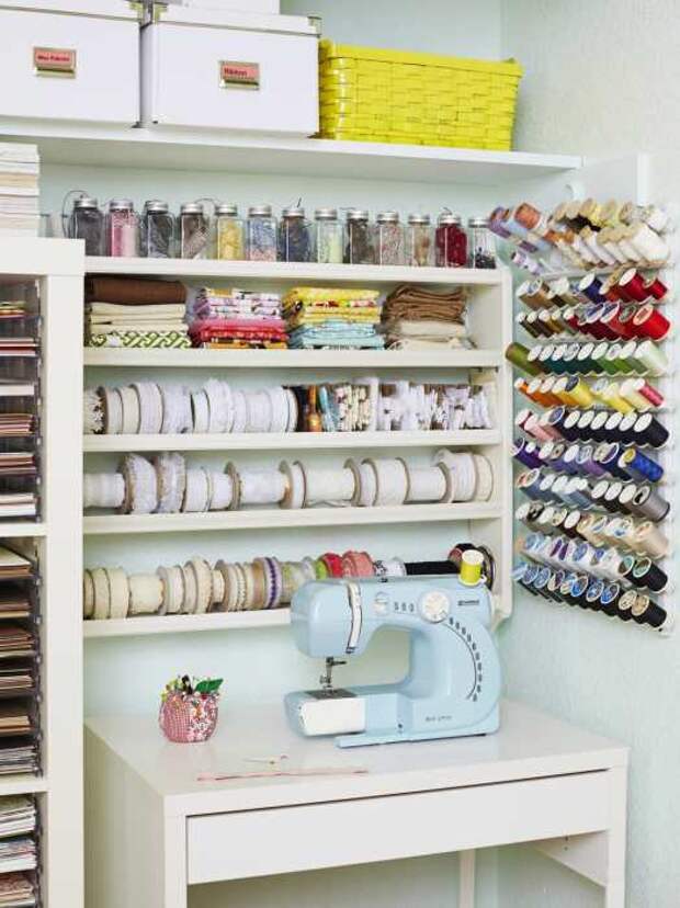 Шкаф с встроенным столиком для швейной машинки и принадлежностей для шитья. 