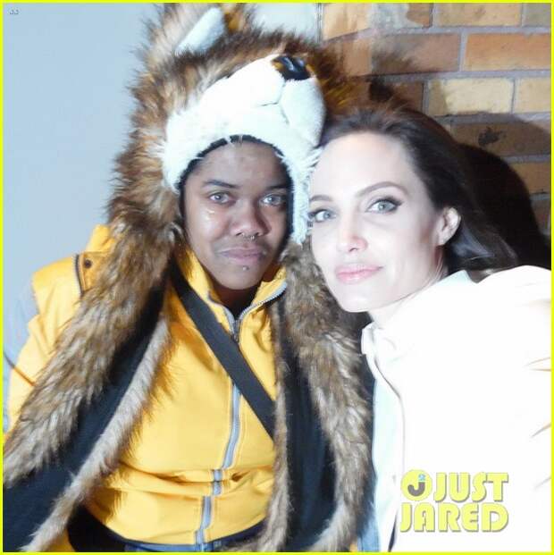 see-the-selfie-angelina-jolie-took-with-a-crying-fan-03