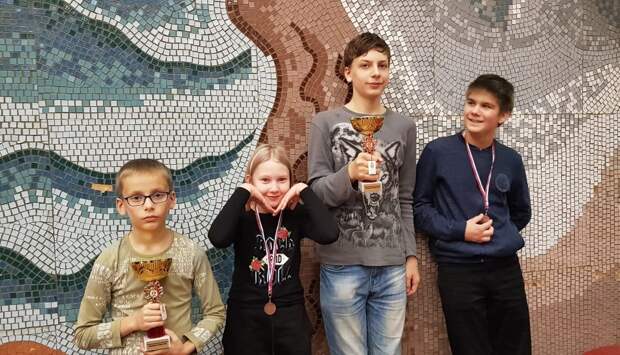София — единственная девочка в студии, мальчишки её опекают / Фото: Михаил Бизяев