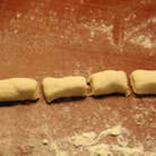 Сделав колбаски из теста диаметром примерно 1.5 см, разрезать их на кусочки 2-3 см длиной.