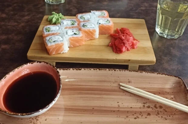 Диетолог Парецкая посоветовала не хранить долго роллы с сырой рыбой