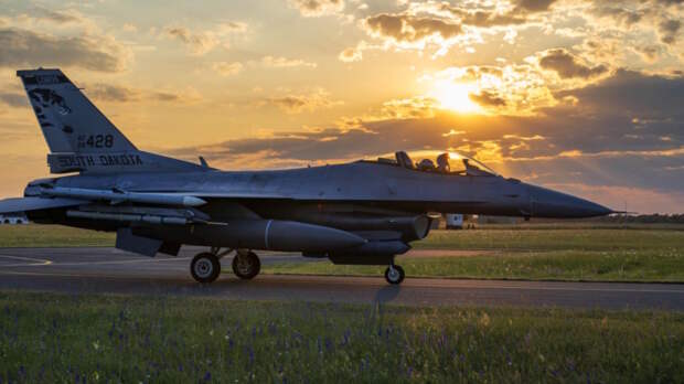 Politico: Украина требует от Запада активизировать подготовку пилотов ВСУ к использованию F-16