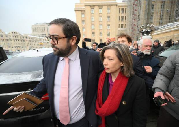 Временная поверенная в делах Британии попыталась войти не в ту дверь